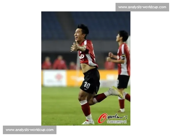 铁西夜燃冲超梦！杨旭陈星领唱，辽宁铁人 3-0 登顶中甲