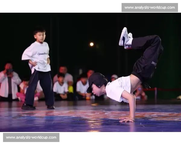 霹雳舞赛场：当街舞碰撞中国功夫，上演热血 “功夫对话”