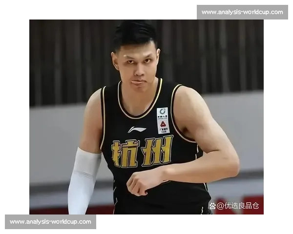 许钟豪铁山靠致亚洲第一后卫报销，CBA 恶汉再引国际争议